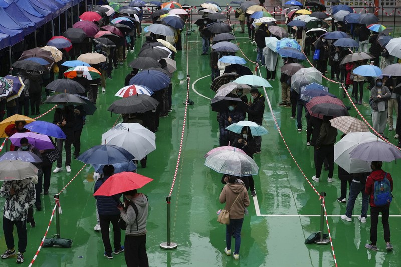 Antrean warga untuk malakukan tes Covid massal ditengah lonjakan kasus Covid-19 di Hong Kong. (AP/Vincent Yu)
