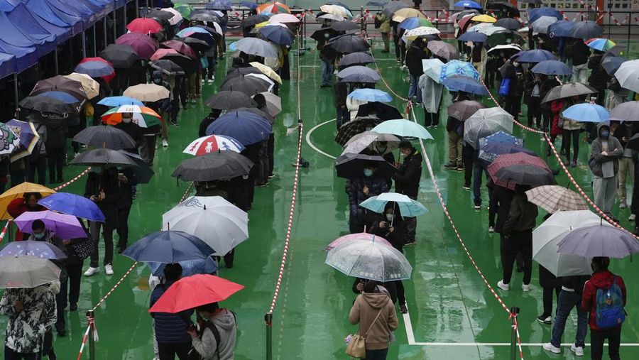 Antrean warga untuk malakukan tes Covid massal ditengah lonjakan kasus Covid-19 di Hong Kong. (AP/Vincent Yu)