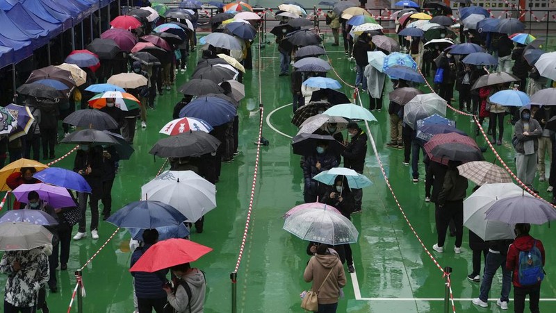 Antrean warga untuk malakukan tes Covid massal ditengah lonjakan kasus Covid-19 di Hong Kong. (AP/Vincent Yu)