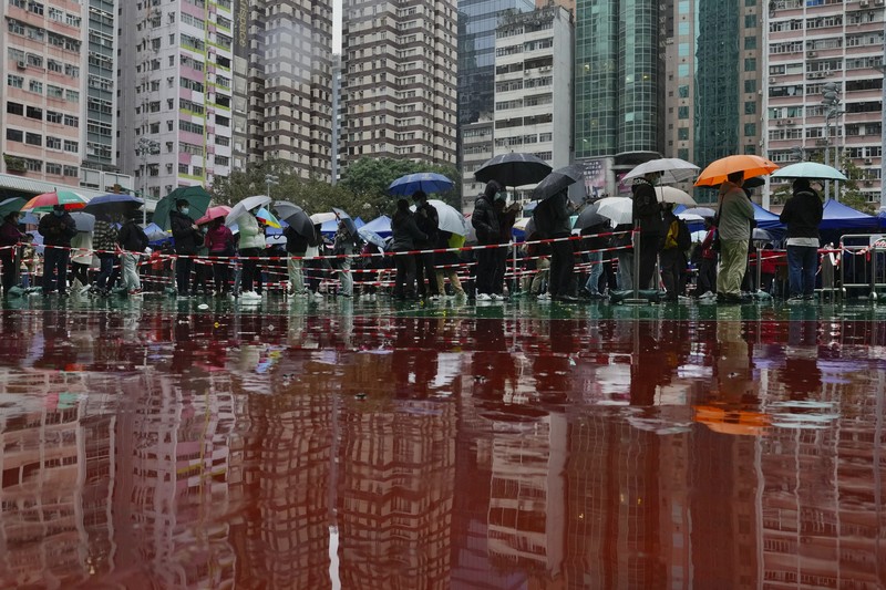 Antrean warga untuk malakukan tes Covid massal ditengah lonjakan kasus Covid-19 di Hong Kong. (AP/Vincent Yu)