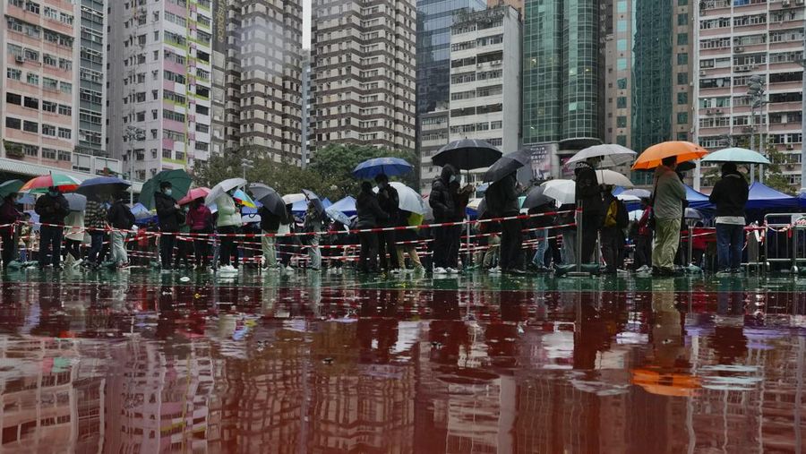 Antrean warga untuk malakukan tes Covid massal ditengah lonjakan kasus Covid-19 di Hong Kong. (AP/Vincent Yu)