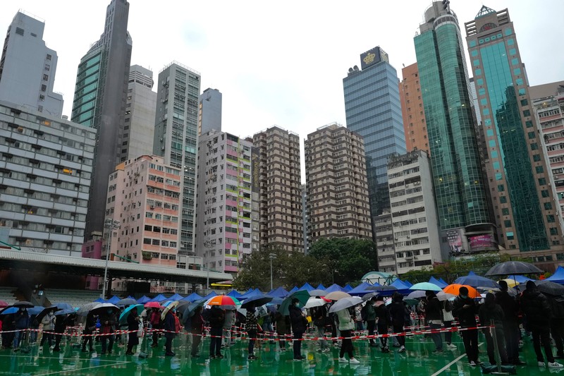 Antrean warga untuk malakukan tes Covid massal ditengah lonjakan kasus Covid-19 di Hong Kong. (AP/Vincent Yu) Antrean warga untuk malakukan tes Covid massal ditengah lonjakan kasus Covid-19 di Hong Kong. (AP/Vincent Yu)