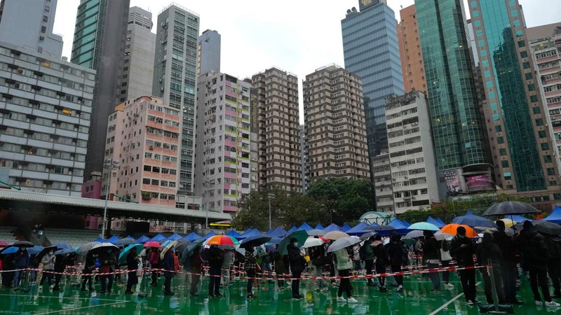 Antrean warga untuk malakukan tes Covid massal ditengah lonjakan kasus Covid-19 di Hong Kong. (AP/Vincent Yu)