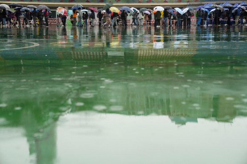 Antrean warga untuk malakukan tes Covid massal ditengah lonjakan kasus Covid-19 di Hong Kong. (AP/Vincent Yu) Antrean warga untuk malakukan tes Covid massal ditengah lonjakan kasus Covid-19 di Hong Kong. (AP/Vincent Yu)