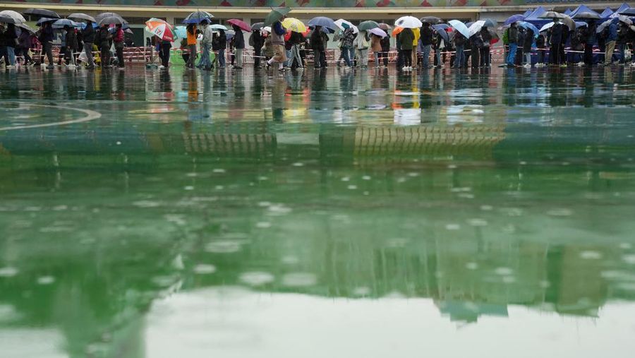 Antrean warga untuk malakukan tes Covid massal ditengah lonjakan kasus Covid-19 di Hong Kong. (REUTERS/LAM YIK)