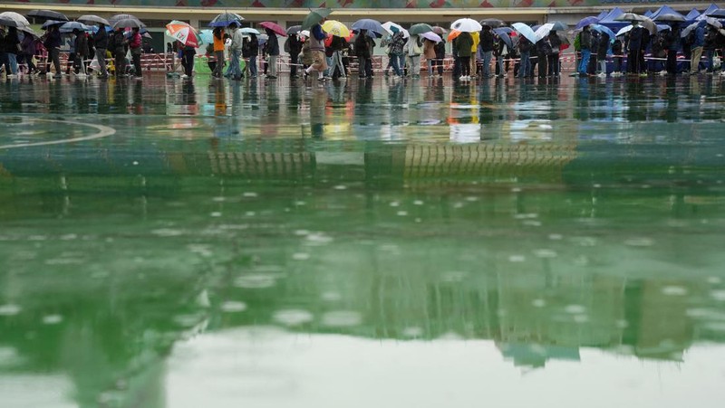 Antrean warga untuk malakukan tes Covid massal ditengah lonjakan kasus Covid-19 di Hong Kong. (AP/Vincent Yu)