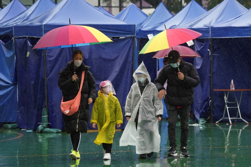 Antrean warga untuk malakukan tes Covid massal ditengah lonjakan kasus Covid-19 di Hong Kong. (AP/Vincent Yu) Antrean warga untuk malakukan tes Covid massal ditengah lonjakan kasus Covid-19 di Hong Kong. (AP/Vincent Yu)