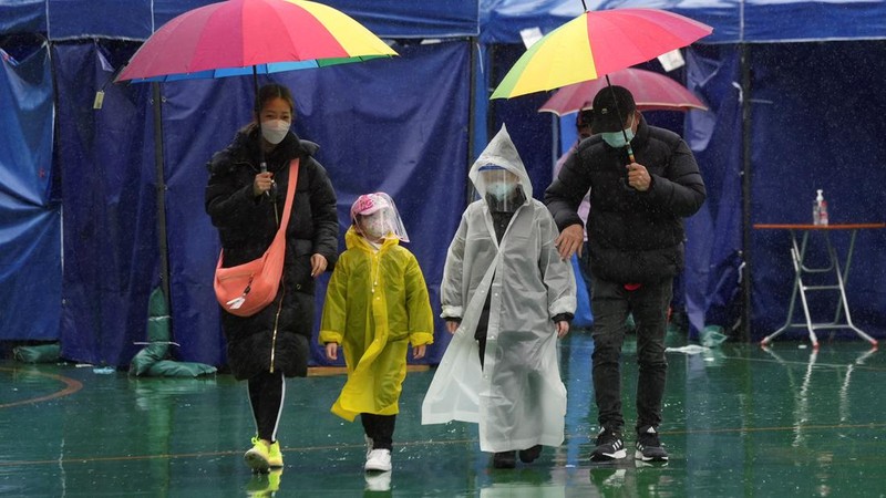 Antrean warga untuk malakukan tes Covid massal ditengah lonjakan kasus Covid-19 di Hong Kong. (AP/Vincent Yu)