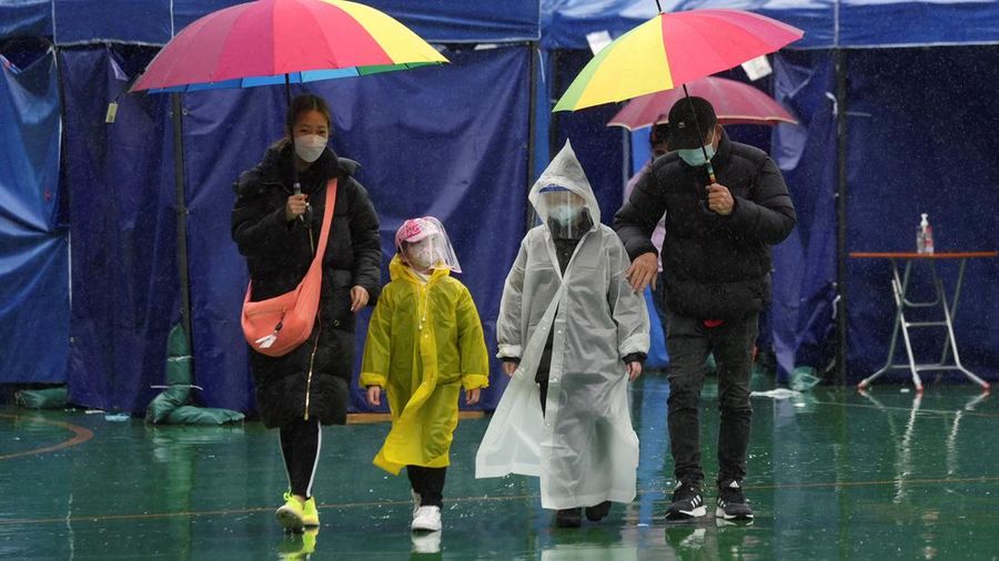 Antrean warga untuk malakukan tes Covid massal ditengah lonjakan kasus Covid-19 di Hong Kong. (REUTERS/LAM YIK)