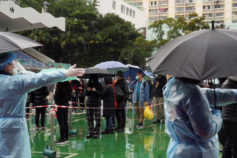Antrean warga untuk malakukan tes Covid massal ditengah lonjakan kasus Covid-19 di Hong Kong. (AP/Vincent Yu)