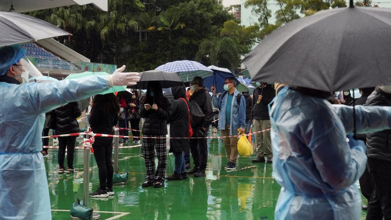 Antrean warga untuk malakukan tes Covid massal ditengah lonjakan kasus Covid-19 di Hong Kong. (AP/Vincent Yu)