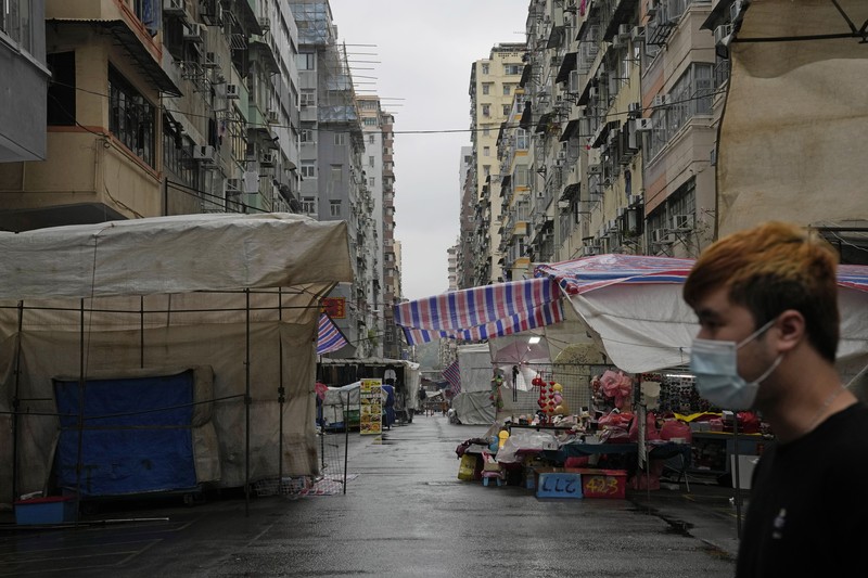 Jalan utama Hong Kong sepi akibat lonjakan kasus Covid-19. (REUTERS/LAM YIK) Jalan utama Hong Kong sepi akibat lonjakan kasus Covid-19. (REUTERS/LAM YIK)