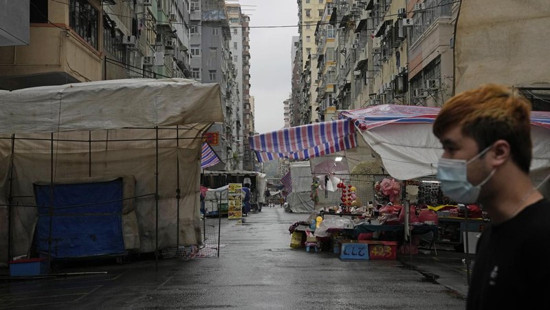 Jalan utama Hong Kong sepi akibat lonjakan kasus Covid-19. (REUTERS/LAM YIK)