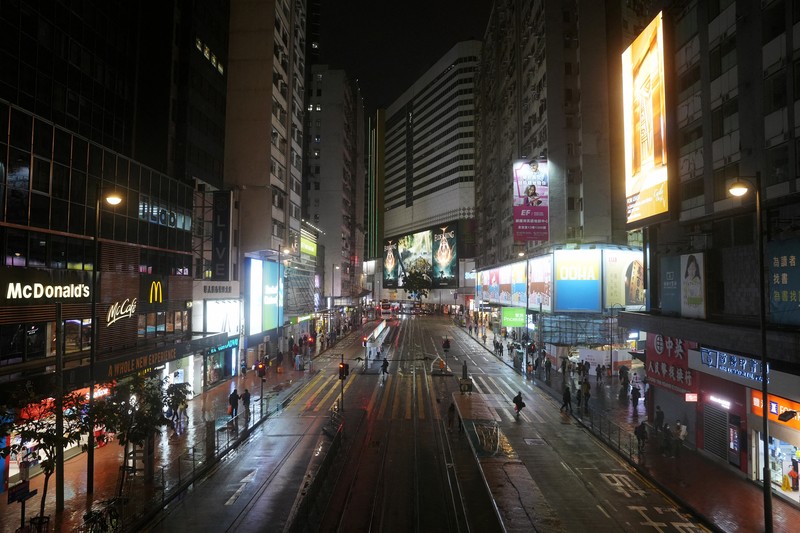 Jalan utama Hong Kong sepi akibat lonjakan kasus Covid-19. (REUTERS/LAM YIK)