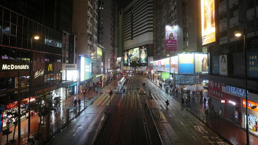 Jalan utama Hong Kong sepi akibat lonjakan kasus Covid-19. (REUTERS/LAM YIK)