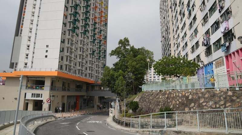 Jalan utama Hong Kong sepi akibat lonjakan kasus Covid-19. (REUTERS/LAM YIK)