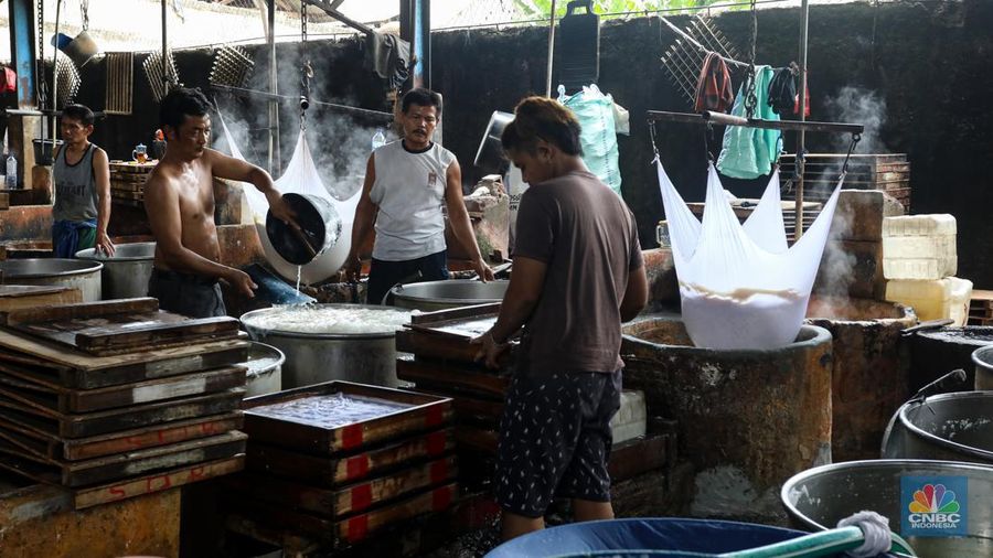 Pekerja memproduksi tahu di pabrik tahu kawasan Duren Tiga, Jakarta Selatan, Rabu (23/2/2022). Usai melakukan melakukan mogok produksi sejak 21 februari kemarin, para perajin tahu di lokasi ini mulai membuat tahu kembali untuk dijual keesokan harinya. (CNBC Indonesia/Andrean Kristianto)