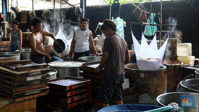Pekerja memproduksi tahu di pabrik tahu kawasan Duren Tiga, Jakarta Selatan, Rabu (23/2/2022). Usai melakukan melakukan mogok produksi sejak 21 februari kemarin, para perajin tahu di lokasi ini mulai membuat tahu kembali untuk dijual keesokan harinya. (CNBC Indonesia/Andrean Kristianto)