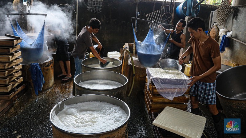Pekerja memproduksi tahu di pabrik tahu kawasan Duren Tiga, Jakarta Selatan, Rabu (23/2/2022). Usai melakukan melakukan mogok produksi sejak 21 februari kemarin, para perajin tahu di lokasi ini mulai membuat tahu kembali untuk dijual keesokan harinya. (CNBC Indonesia/Andrean Kristianto) Pekerja memproduksi tahu di pabrik tahu kawasan Duren Tiga, Jakarta Selatan, Rabu (23/2/2022). Usai melakukan melakukan mogok produksi sejak 21 februari kemarin, para perajin tahu di lokasi ini mulai membuat tahu kembali untuk dijual keesokan harinya. (CNBC Indonesia/Andrean Kristianto)