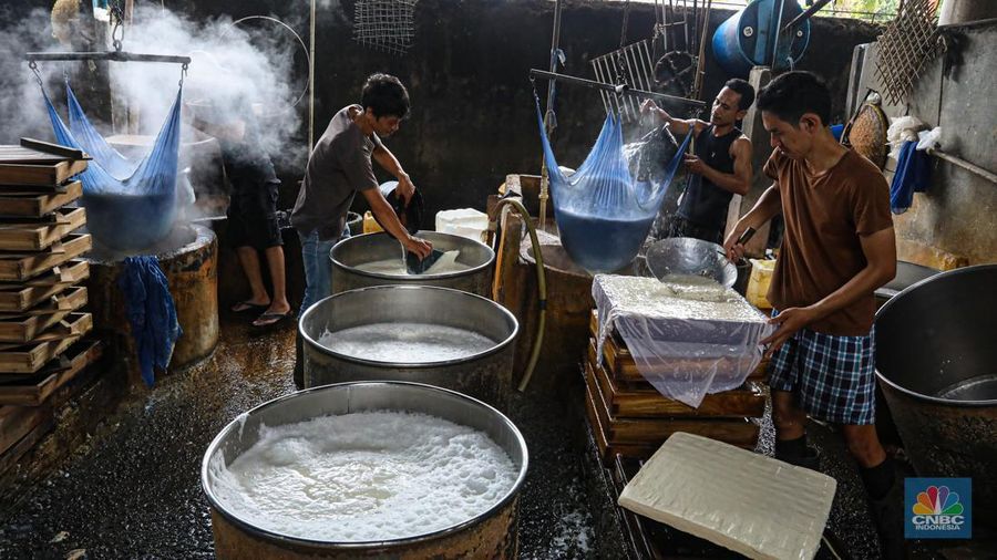 Pekerja memproduksi tahu di pabrik tahu kawasan Duren Tiga, Jakarta Selatan, Rabu (23/2/2022). Usai melakukan melakukan mogok produksi sejak 21 februari kemarin, para perajin tahu di lokasi ini mulai membuat tahu kembali untuk dijual keesokan harinya. (CNBC Indonesia/Andrean Kristianto)