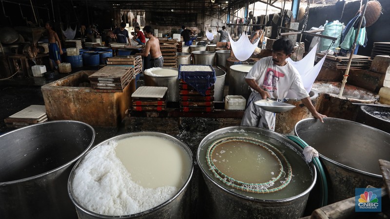 Pekerja memproduksi tahu di pabrik tahu kawasan Duren Tiga, Jakarta Selatan, Rabu (23/2/2022). Usai melakukan melakukan mogok produksi sejak 21 februari kemarin, para perajin tahu di lokasi ini mulai membuat tahu kembali untuk dijual keesokan harinya. (CNBC Indonesia/Andrean Kristianto) Pekerja memproduksi tahu di pabrik tahu kawasan Duren Tiga, Jakarta Selatan, Rabu (23/2/2022). Usai melakukan melakukan mogok produksi sejak 21 februari kemarin, para perajin tahu di lokasi ini mulai membuat tahu kembali untuk dijual keesokan harinya. (CNBC Indonesia/Andrean Kristianto)
