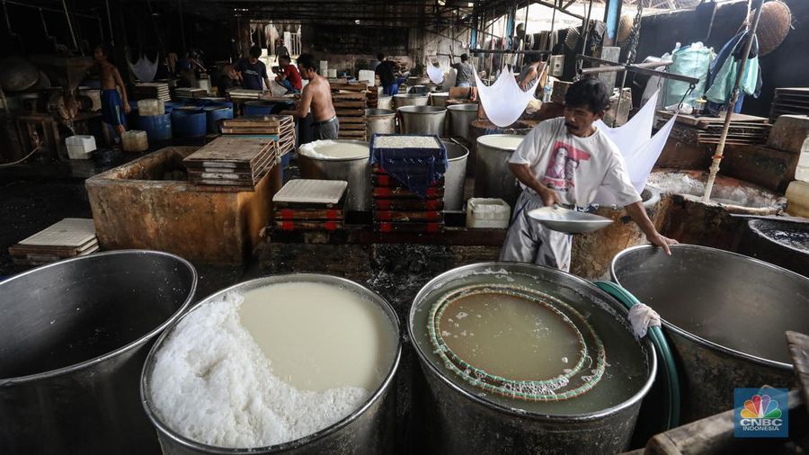 Pekerja memproduksi tahu di pabrik tahu kawasan Duren Tiga, Jakarta Selatan, Rabu (23/2/2022). Usai melakukan melakukan mogok produksi sejak 21 februari kemarin, para perajin tahu di lokasi ini mulai membuat tahu kembali untuk dijual keesokan harinya. (CNBC Indonesia/Andrean Kristianto)