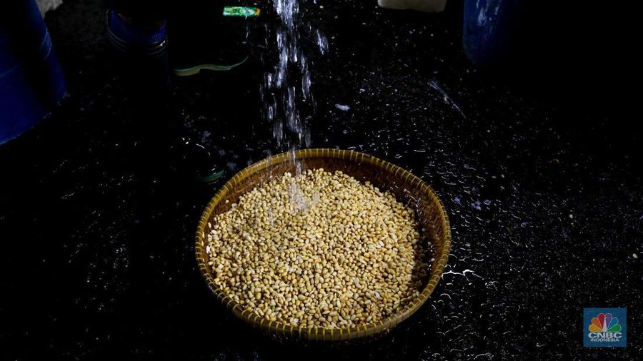 Pekerja memproduksi tahu di pabrik tahu kawasan Duren Tiga, Jakarta Selatan, Rabu (23/2/2022). Usai melakukan melakukan mogok produksi sejak 21 februari kemarin, para perajin tahu di lokasi ini mulai membuat tahu kembali untuk dijual keesokan harinya. (CNBC Indonesia/Andrean Kristianto)