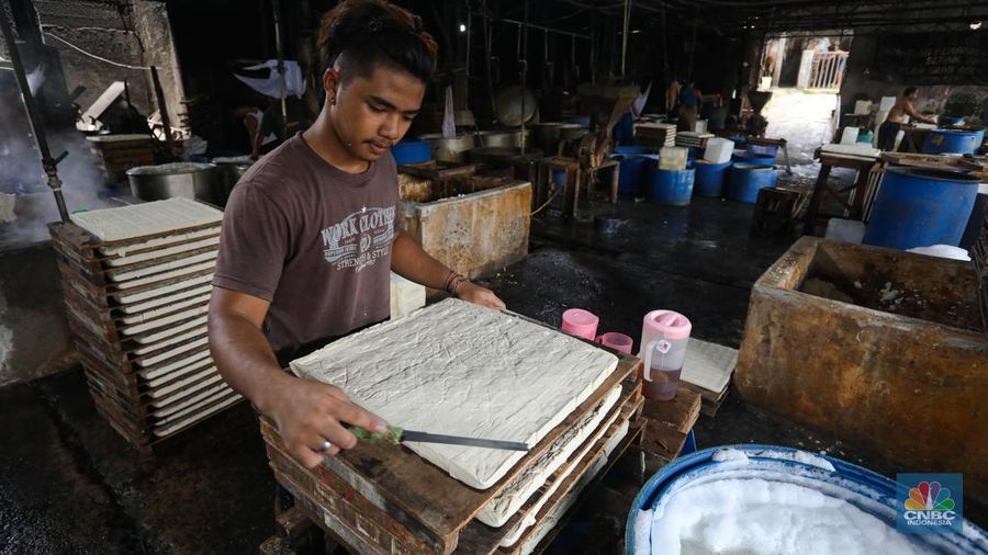 Pekerja memproduksi tahu di pabrik tahu kawasan Duren Tiga, Jakarta Selatan, Rabu (23/2/2022). Usai melakukan melakukan mogok produksi sejak 21 februari kemarin, para perajin tahu di lokasi ini mulai membuat tahu kembali untuk dijual keesokan harinya. (CNBC Indonesia/Andrean Kristianto)