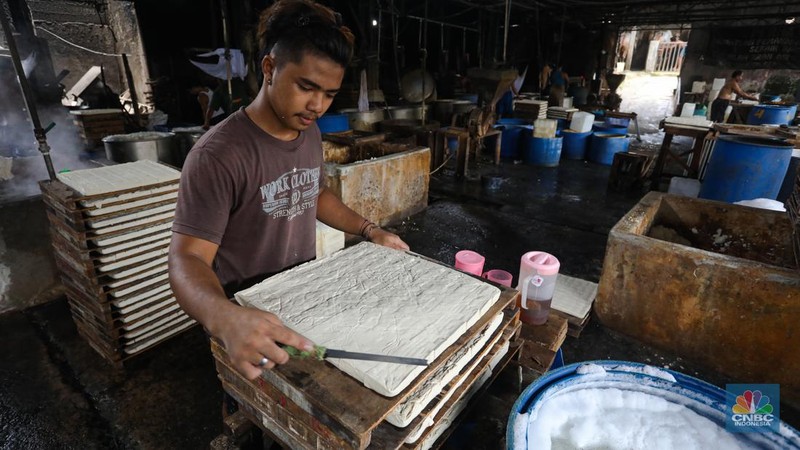 Pekerja memproduksi tahu di pabrik tahu kawasan Duren Tiga, Jakarta Selatan, Rabu (23/2/2022). Usai melakukan melakukan mogok produksi sejak 21 februari kemarin, para perajin tahu di lokasi ini mulai membuat tahu kembali untuk dijual keesokan harinya. (CNBC Indonesia/Andrean Kristianto)