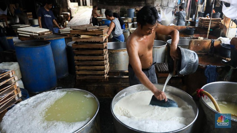 Pekerja memproduksi tahu di pabrik tahu kawasan Duren Tiga, Jakarta Selatan, Rabu (23/2/2022). Usai melakukan melakukan mogok produksi sejak 21 februari kemarin, para perajin tahu di lokasi ini mulai membuat tahu kembali untuk dijual keesokan harinya. (CNBC Indonesia/Andrean Kristianto)