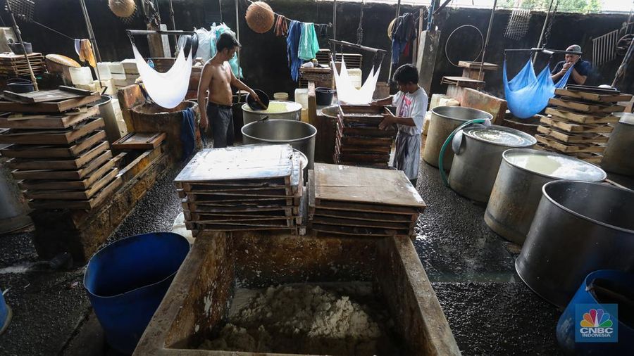 Pekerja memproduksi tahu di pabrik tahu kawasan Duren Tiga, Jakarta Selatan, Rabu (23/2/2022). Usai melakukan melakukan mogok produksi sejak 21 februari kemarin, para perajin tahu di lokasi ini mulai membuat tahu kembali untuk dijual keesokan harinya. (CNBC Indonesia/Andrean Kristianto)