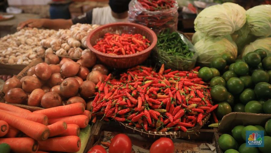 Penjual cabai rawit di Pasar Kebayoran Lama, Jakarta, Rabu (23/2/2022). (CNBC Indonesia/Muhammad Sabki)