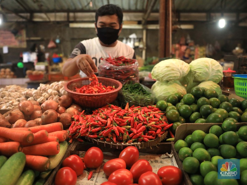 Penjual daging sapi di Pasar Kebayoran Lama, Jakarta, Rabu (23/2/2022). (CNBC Indonesia/Muhammad Sabki)