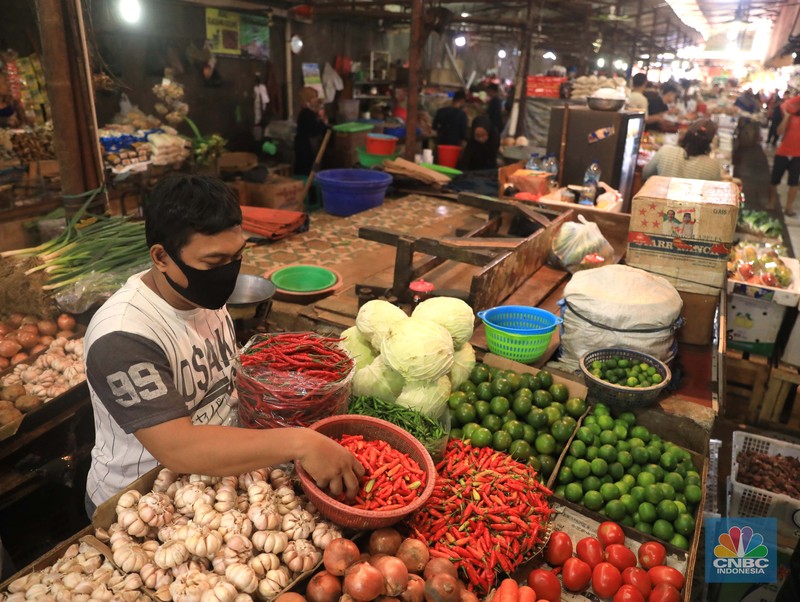 Penjual daging sapi di Pasar Kebayoran Lama, Jakarta, Rabu (23/2/2022). (CNBC Indonesia/Muhammad Sabki)