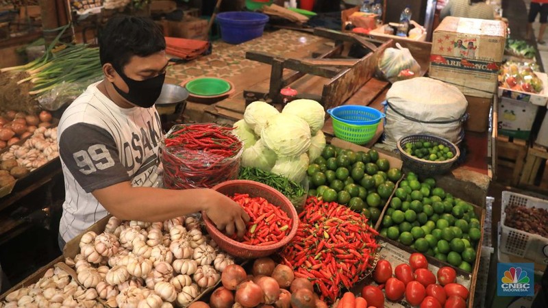 Penjual daging sapi di Pasar Kebayoran Lama, Jakarta, Rabu (23/2/2022). (CNBC Indonesia/Muhammad Sabki)