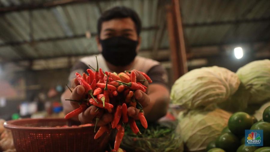 Penjual cabai rawit di Pasar Kebayoran Lama, Jakarta, Rabu (23/2/2022). (CNBC Indonesia/Muhammad Sabki)