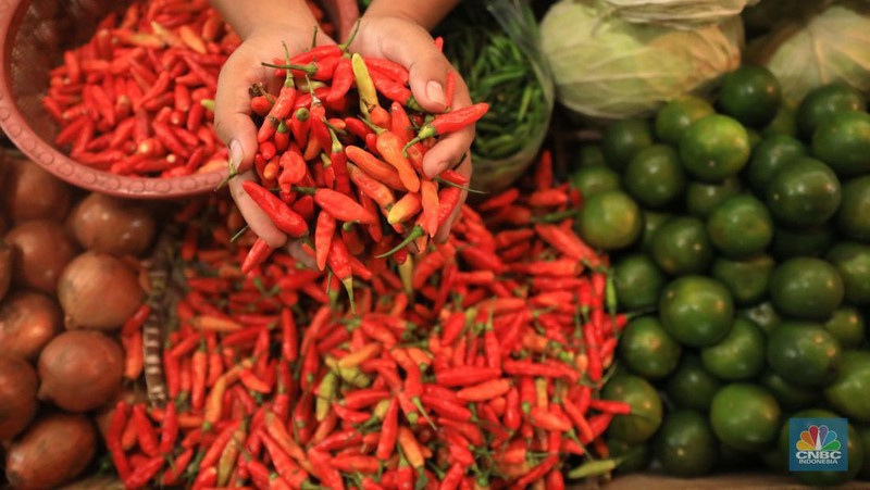 Penjual daging sapi di Pasar Kebayoran Lama, Jakarta, Rabu (23/2/2022). (CNBC Indonesia/Muhammad Sabki)