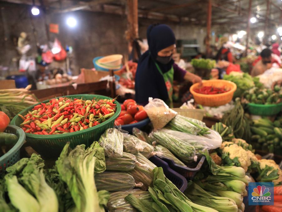 Penjual cabai rawit di Pasar Kebayoran Lama, Jakarta, Rabu (23/2/2022). (CNBC Indonesia/Muhammad Sabki)