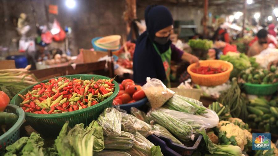 Penjual cabai rawit di Pasar Kebayoran Lama, Jakarta, Rabu (23/2/2022). (CNBC Indonesia/Muhammad Sabki)