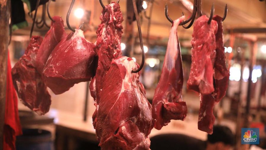 Penjual daging sapi di Pasar Kebayoran Lama, Jakarta, Rabu (23/2/2022). (CNBC Indonesia/Muhammad Sabki)
