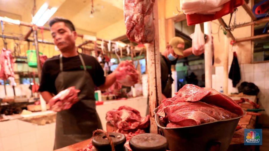 Penjual daging sapi di Pasar Kebayoran Lama, Jakarta, Rabu (23/2/2022). (CNBC Indonesia/Muhammad Sabki)