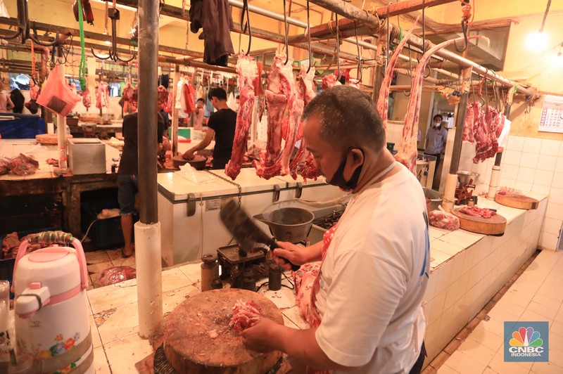 Penjual daging sapi di Pasar Kebayoran Lama, Jakarta, Rabu (23/2/2022). (CNBC Indonesia/Muhammad Sabki) Penjual daging sapi di Pasar Kebayoran Lama, Jakarta, Rabu (23/2/2022). (CNBC Indonesia/Muhammad Sabki)