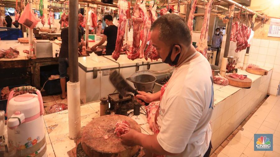 Penjual daging sapi di Pasar Kebayoran Lama, Jakarta, Rabu (23/2/2022). (CNBC Indonesia/Muhammad Sabki)