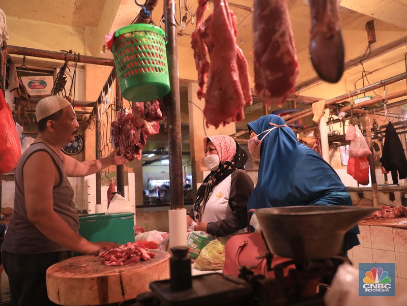 Penjual daging sapi di Pasar Kebayoran Lama, Jakarta, Rabu (23/2/2022). (CNBC Indonesia/Muhammad Sabki)