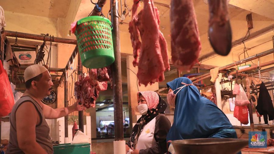 Penjual daging sapi di Pasar Kebayoran Lama, Jakarta, Rabu (23/2/2022). (CNBC Indonesia/Muhammad Sabki)