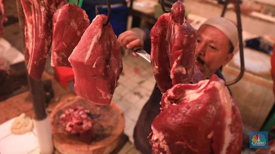 Penjual daging sapi di Pasar Kebayoran Lama, Jakarta, Rabu (23/2/2022). (CNBC Indonesia/Muhammad Sabki)