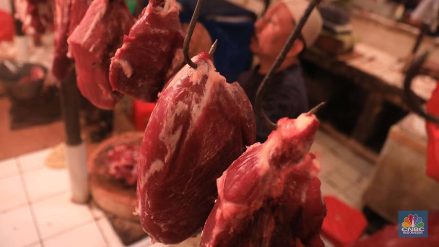 Penjual daging sapi di Pasar Kebayoran Lama, Jakarta, Rabu (23/2/2022). (CNBC Indonesia/Muhammad Sabki)
