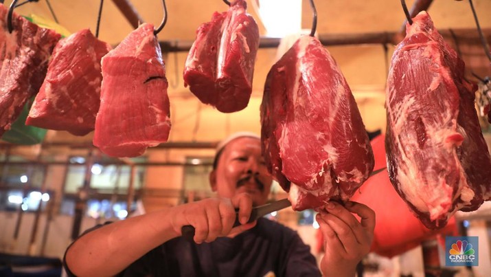 Penjual daging sapi di Pasar Kebayoran Lama, Jakarta, Rabu (23/2/2022). (CNBC Indonesia/Muhammad Sabki)