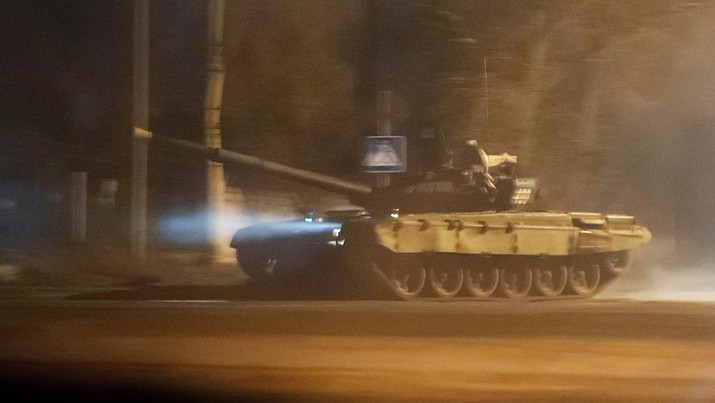 Sebuah tank melaju di sepanjang jalan setelah Presiden Rusia Vladimir Putin memerintahkan pengerahan pasukan Rusia ke dua wilayah yang memisahkan diri di Ukraina timur setelah pengakuan kemerdekaan mereka, di kota Donetsk yang dikuasai separatis, Ukraina (22/2/2022). (REUTERS/ALEXANDER ERMOCHENKO)