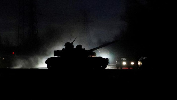 Sebuah tank melaju di sepanjang jalan setelah Presiden Rusia Vladimir Putin memerintahkan pengerahan pasukan Rusia ke dua wilayah yang memisahkan diri di Ukraina timur setelah pengakuan kemerdekaan mereka, di kota Donetsk yang dikuasai separatis, Ukraina (22/2/2022). (REUTERS/ALEXANDER ERMOCHENKO)